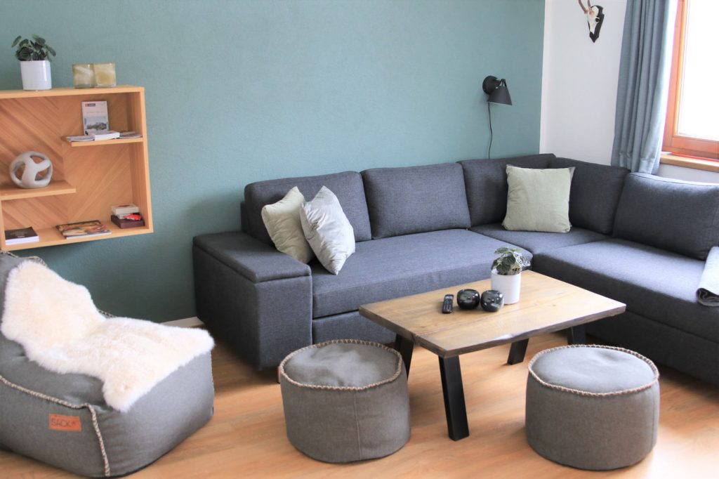 Dining and living space at Giggi Hytten