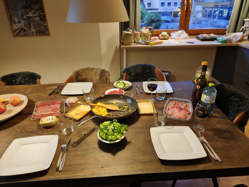 A shared breakfast table at Giggi Hytten