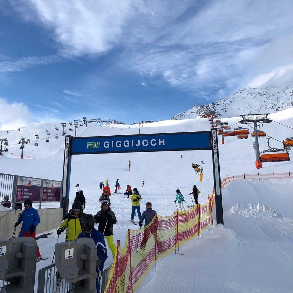 Skiers at Giggijoch ski area above Sölden