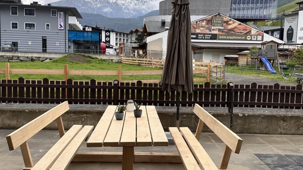 Outdoor table at Giggi Hytten with mountain views across Sölden