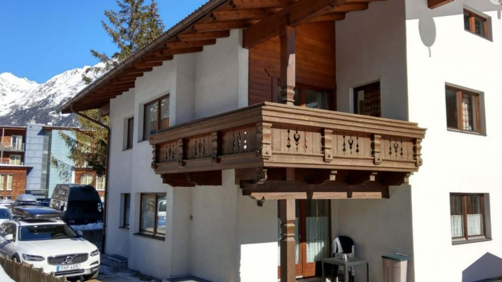 Giggi Hytten chalet exterior on a clear summer day in Sölden