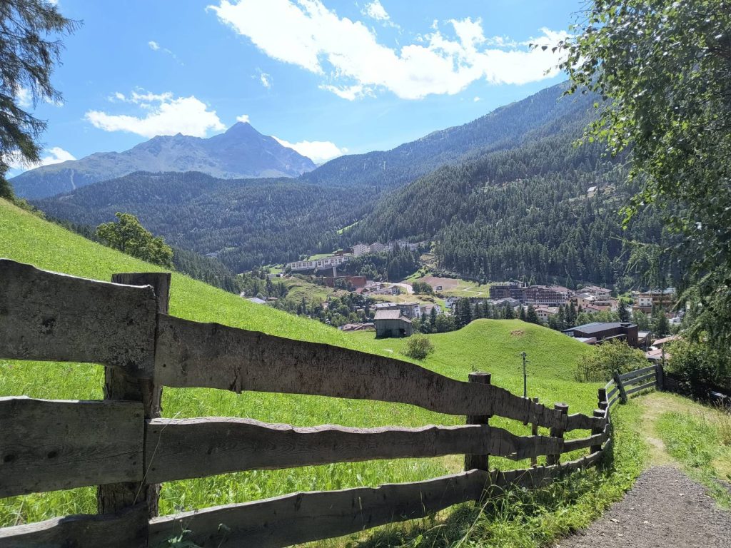 Green alpine valley and mountain peaks near Sölden