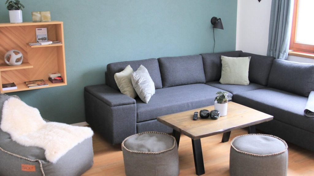Spacious sofa in the Top I apartment at Giggi Hytten